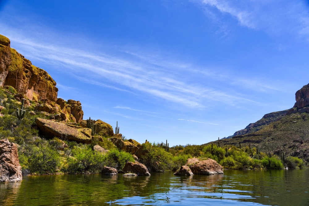 Apache,Lake,Surrounded,By,Mountains,And,Cacti,With,Clear,Blue